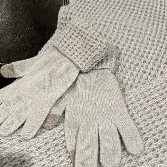 Bundle of Scarves and Gloves - Picture 2 of 12